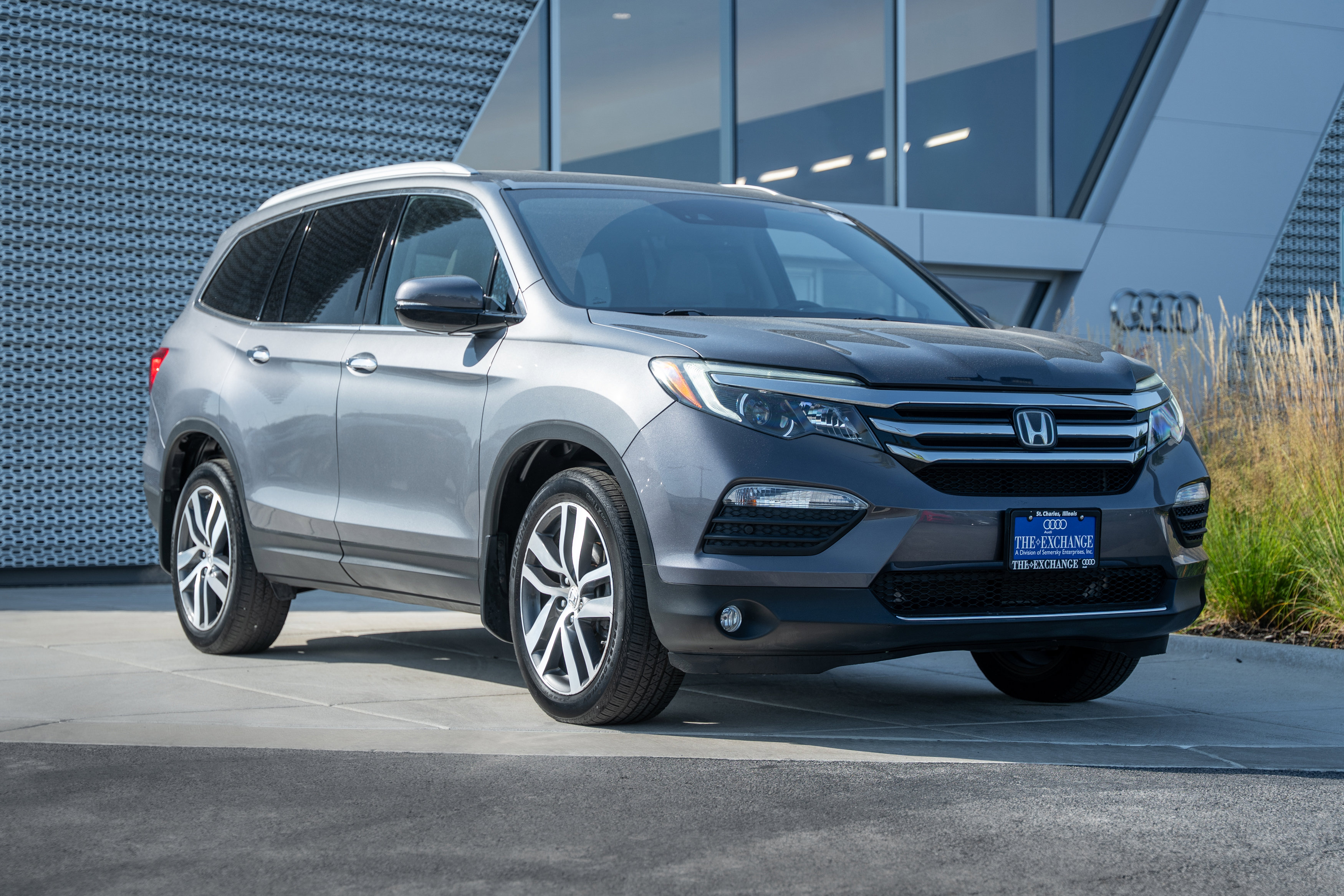2018 Honda Pilot Elite's photo