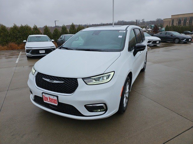 2026 Chrysler Pacifica Limited's photo