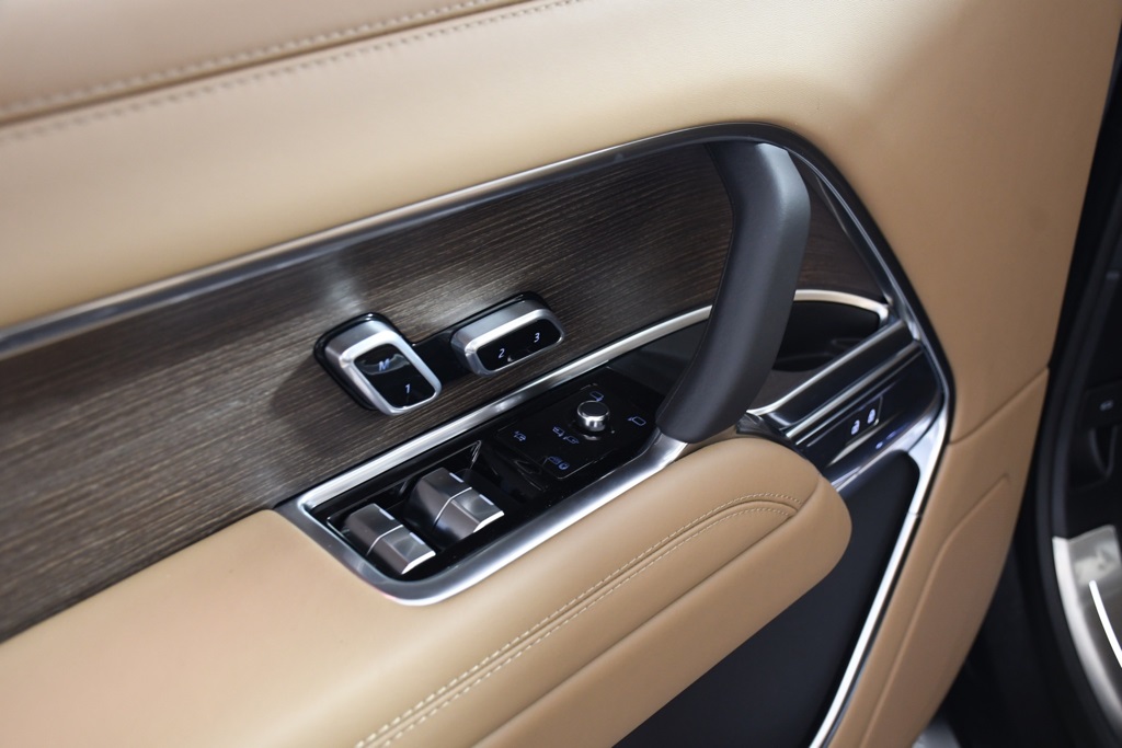 2025 Land Rover Range Rover SE photo 15