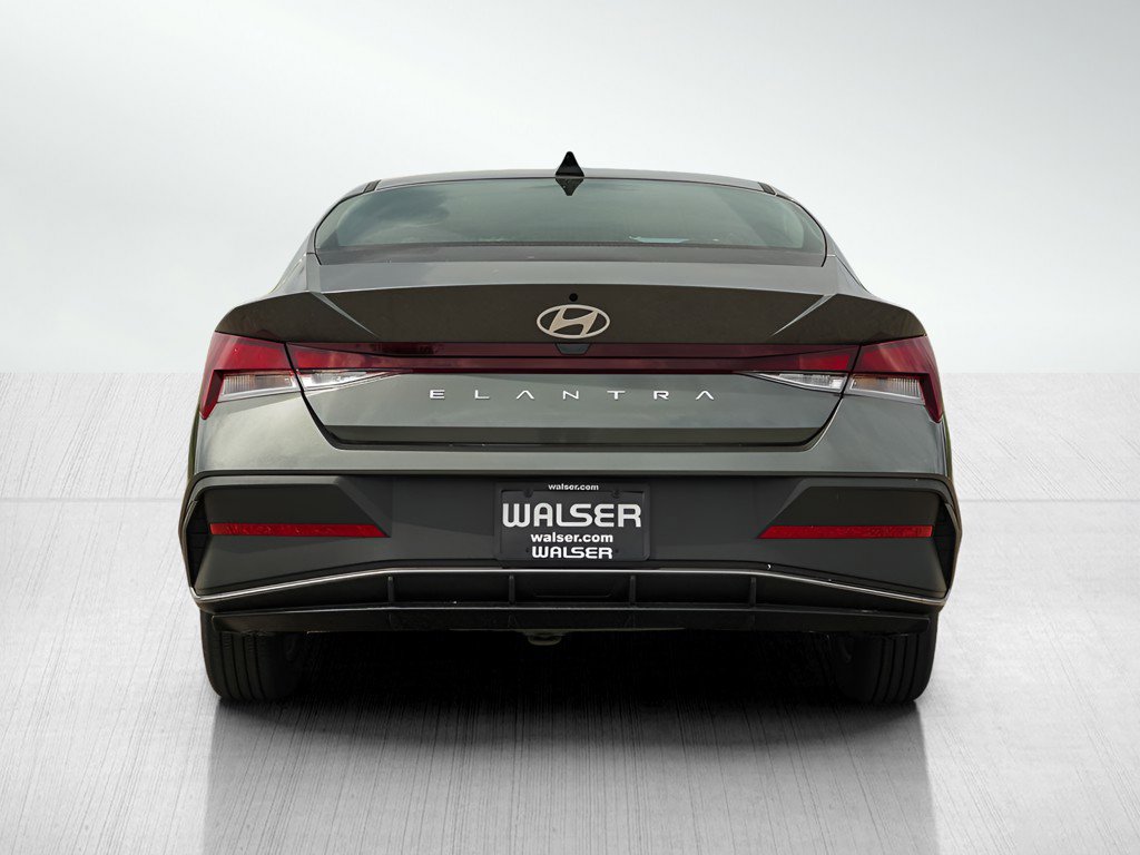 2025 Hyundai Elantra SE photo 4