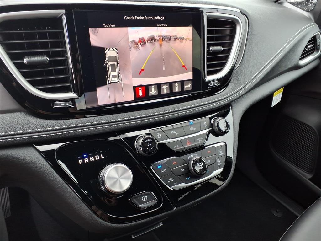 2026 Chrysler Pacifica photo 4