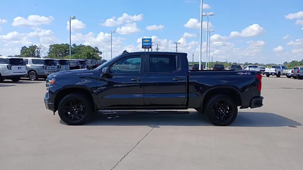 2023 Chevrolet Silverado 1500 Custom photo 3