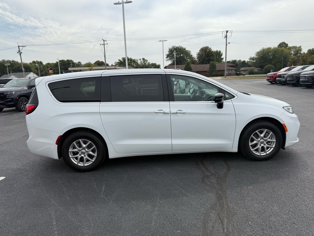 2024 Chrysler Pacifica Touring L photo 5
