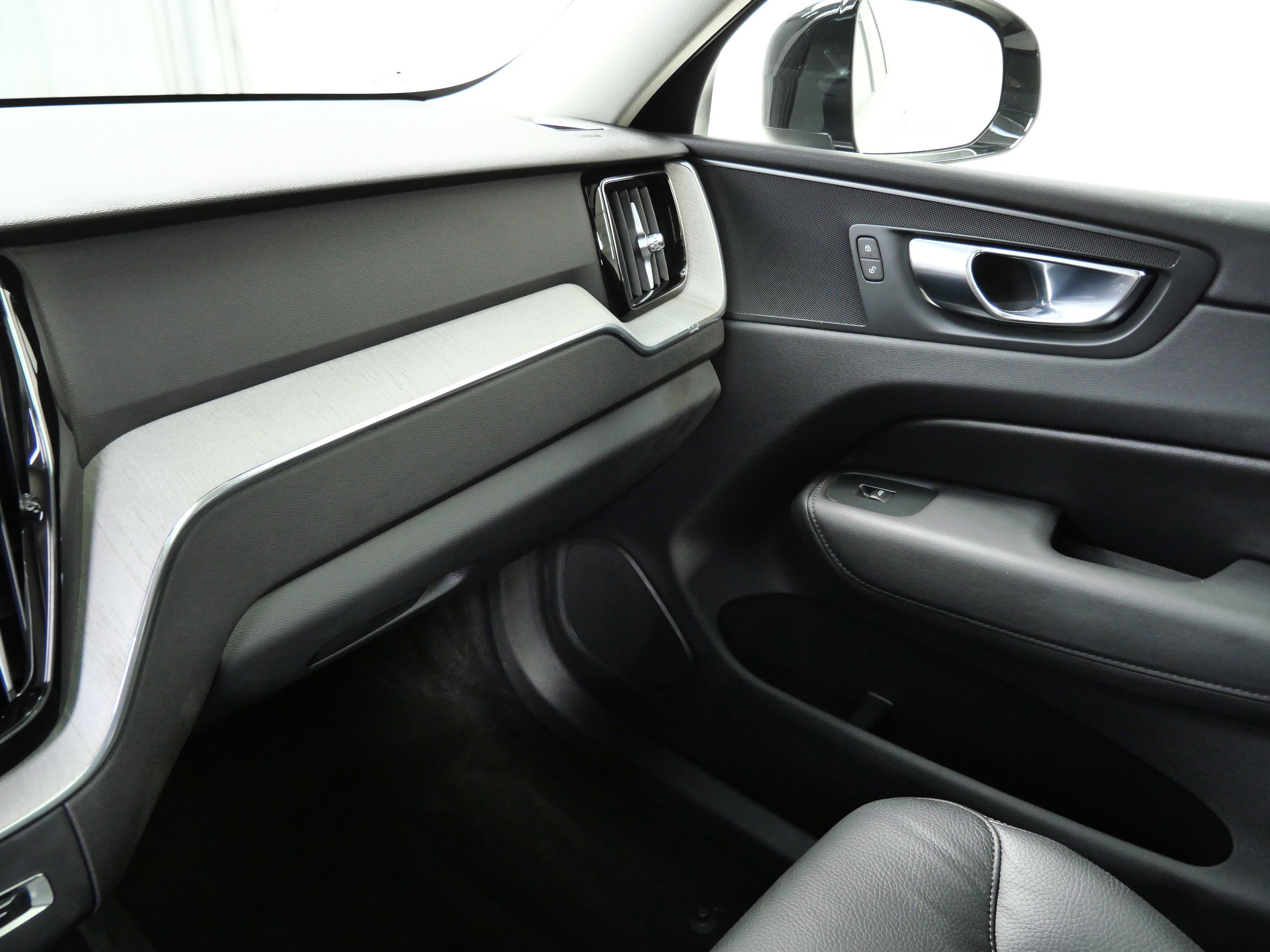 2025 Volvo XC60 Plus photo 20