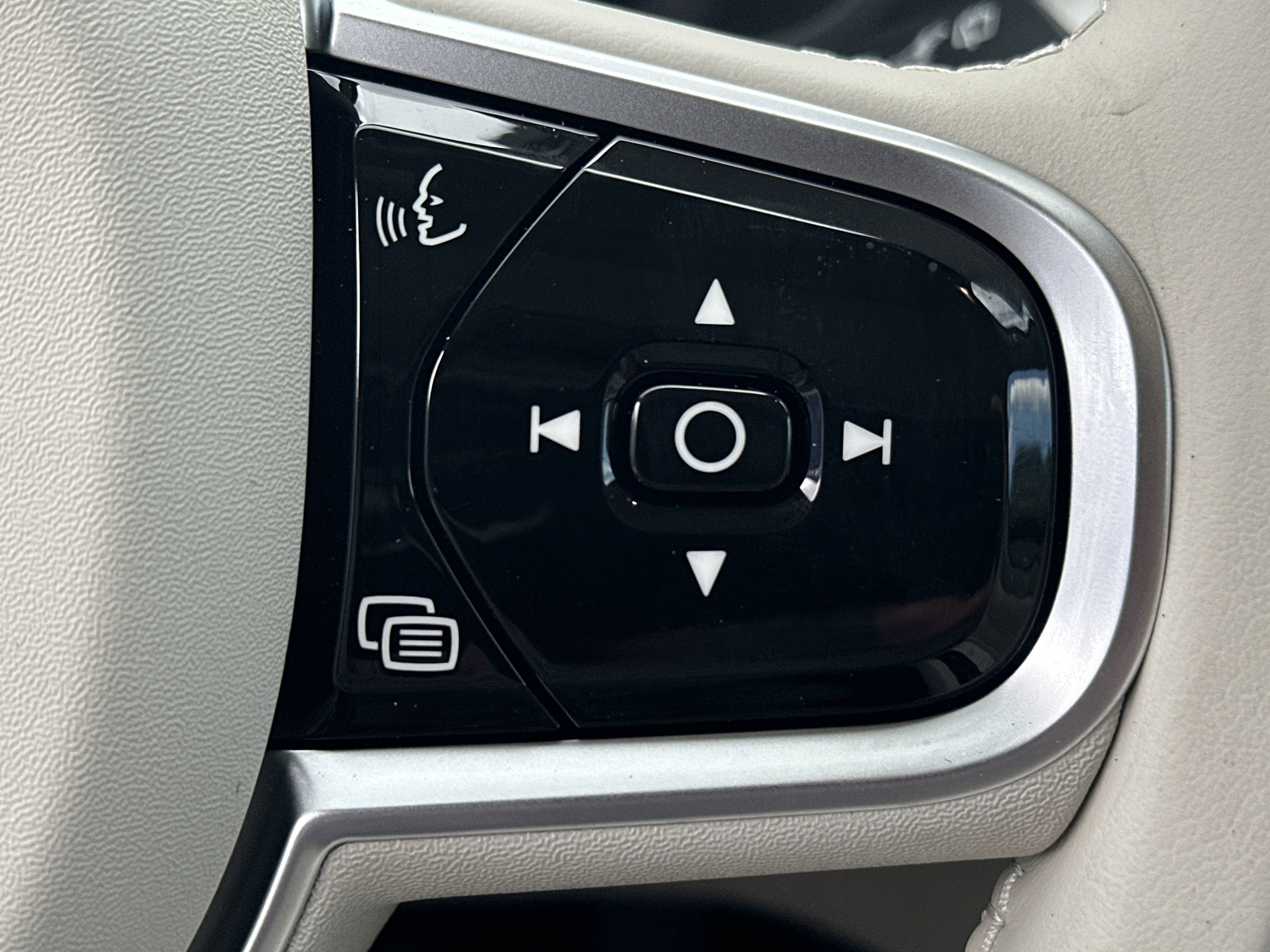 2026 Volvo XC60 B5 photo 17