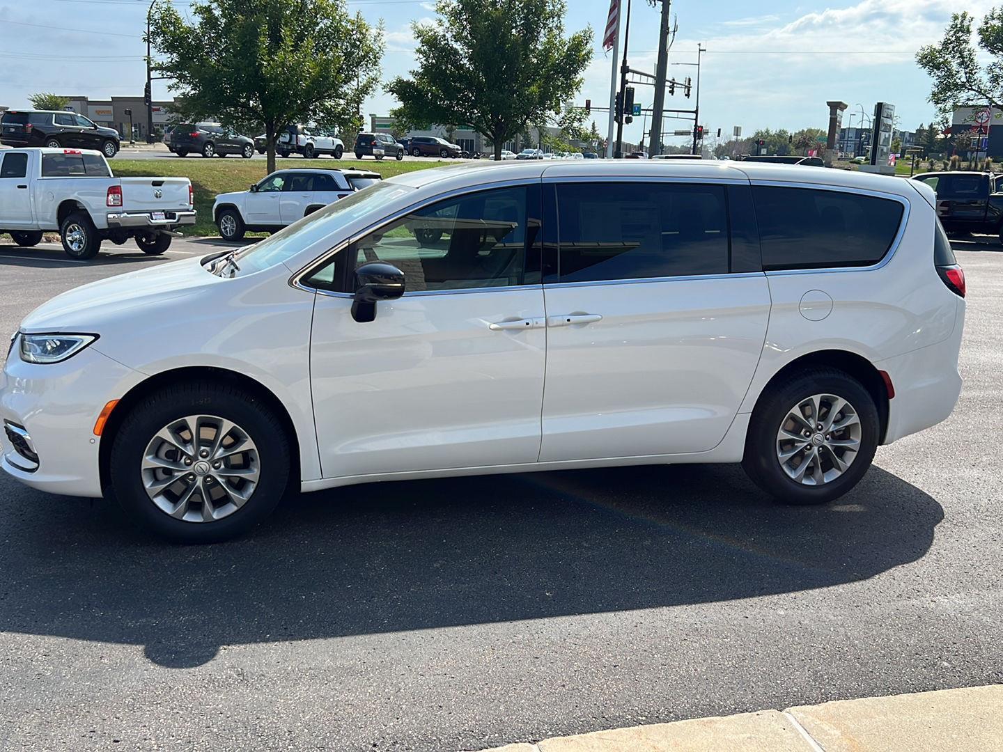 2026 Chrysler Pacifica photo 4