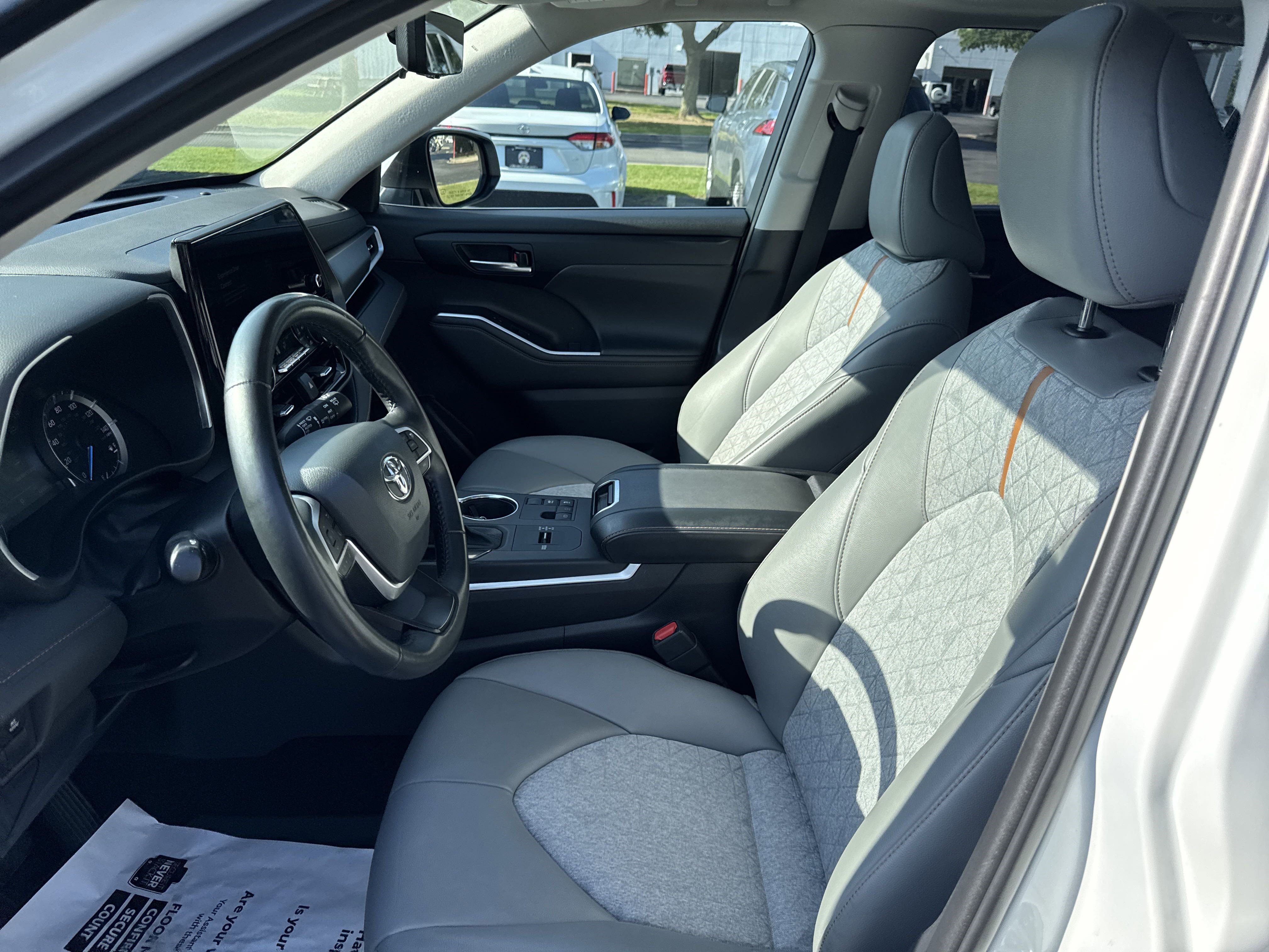 2023 Toyota Highlander Bronze Edition photo 11