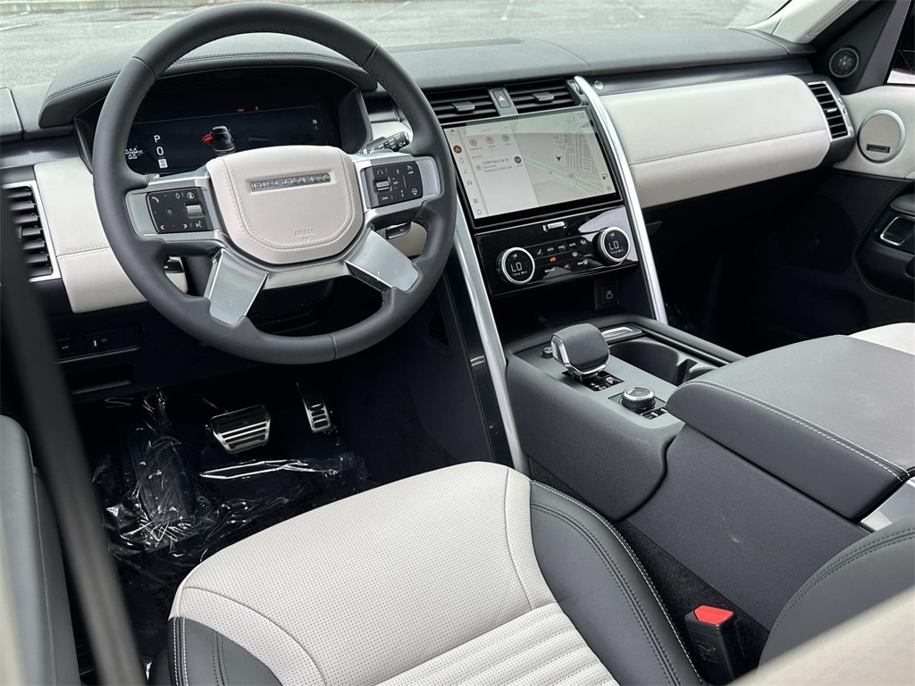2025 Land Rover Discovery Metropolitan Edition photo 2