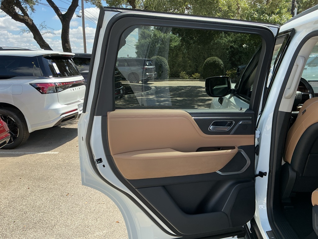 2026 Infiniti QX80 Luxe photo 22