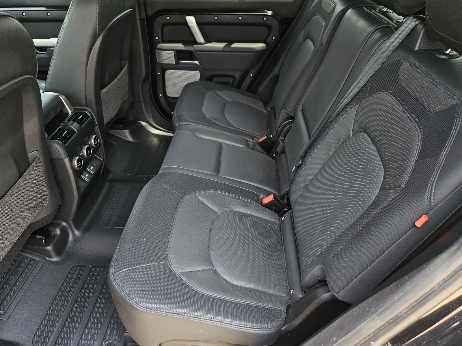2023 Land Rover Defender X-Dynamic SE photo 28