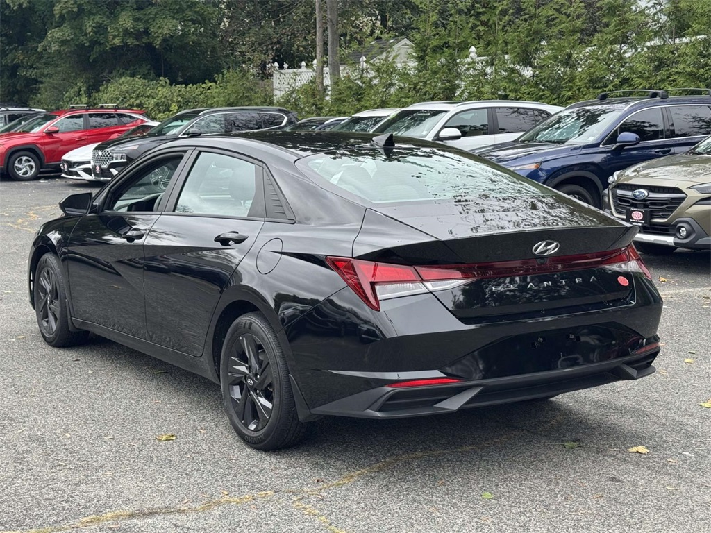 2023 Hyundai Elantra SEL photo 3