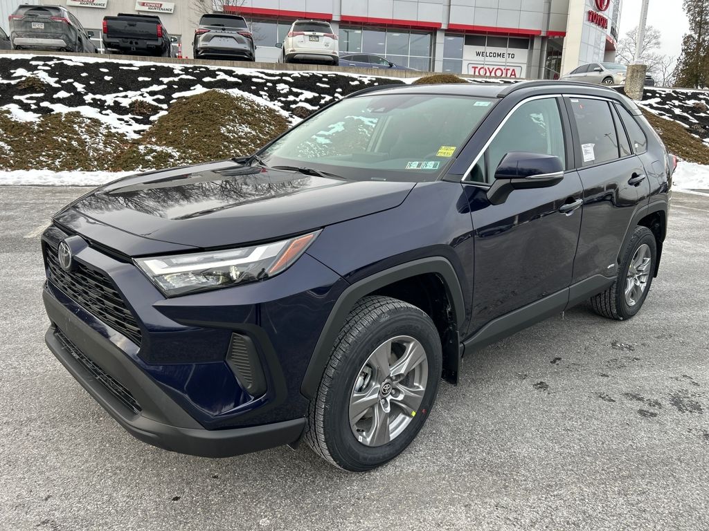 2025 Toyota RAV4 XLE's photo