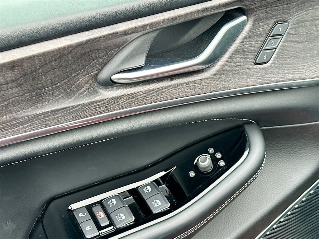 2022 Jeep Grand Cherokee Overland photo 18