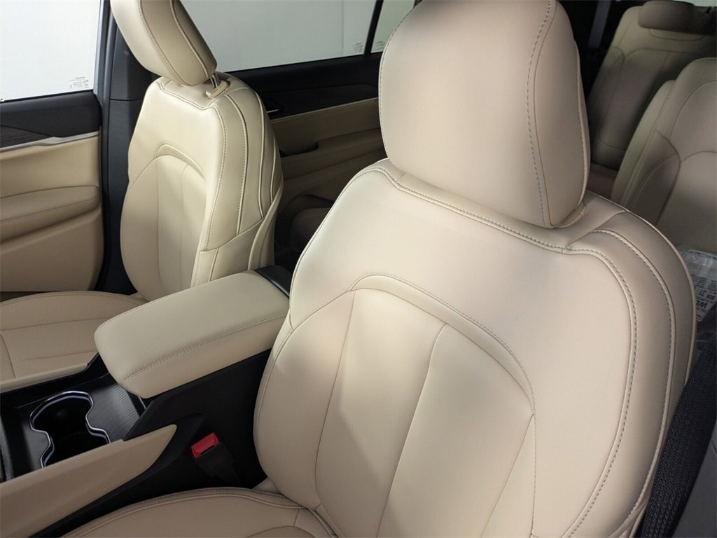2025 Jeep Grand Cherokee Limited photo 9