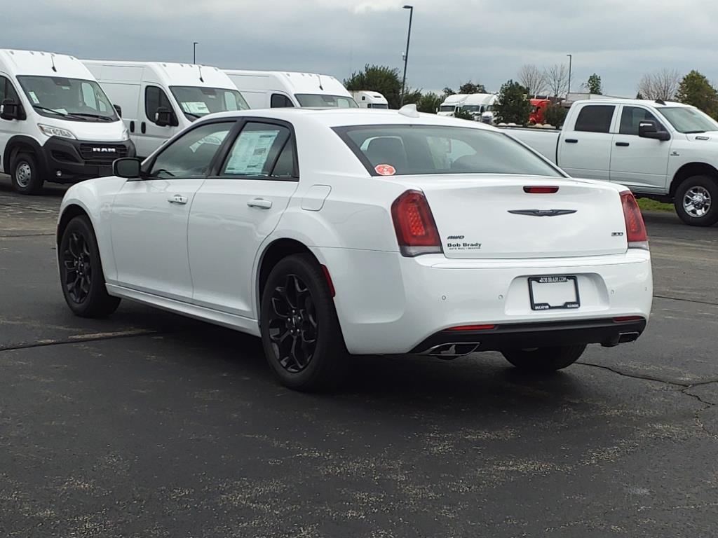 2023 Chrysler 300 Touring L photo 13