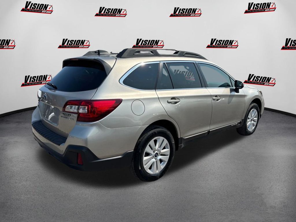 2019 Subaru Outback Premium photo 3