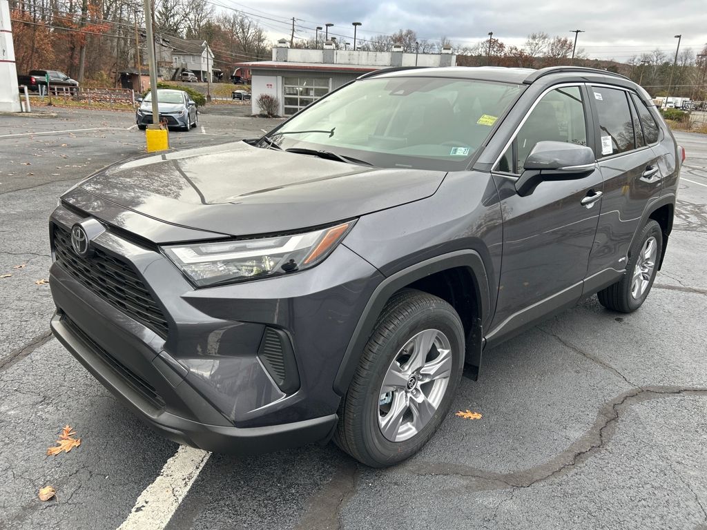 2025 Toyota RAV4 XLE's photo