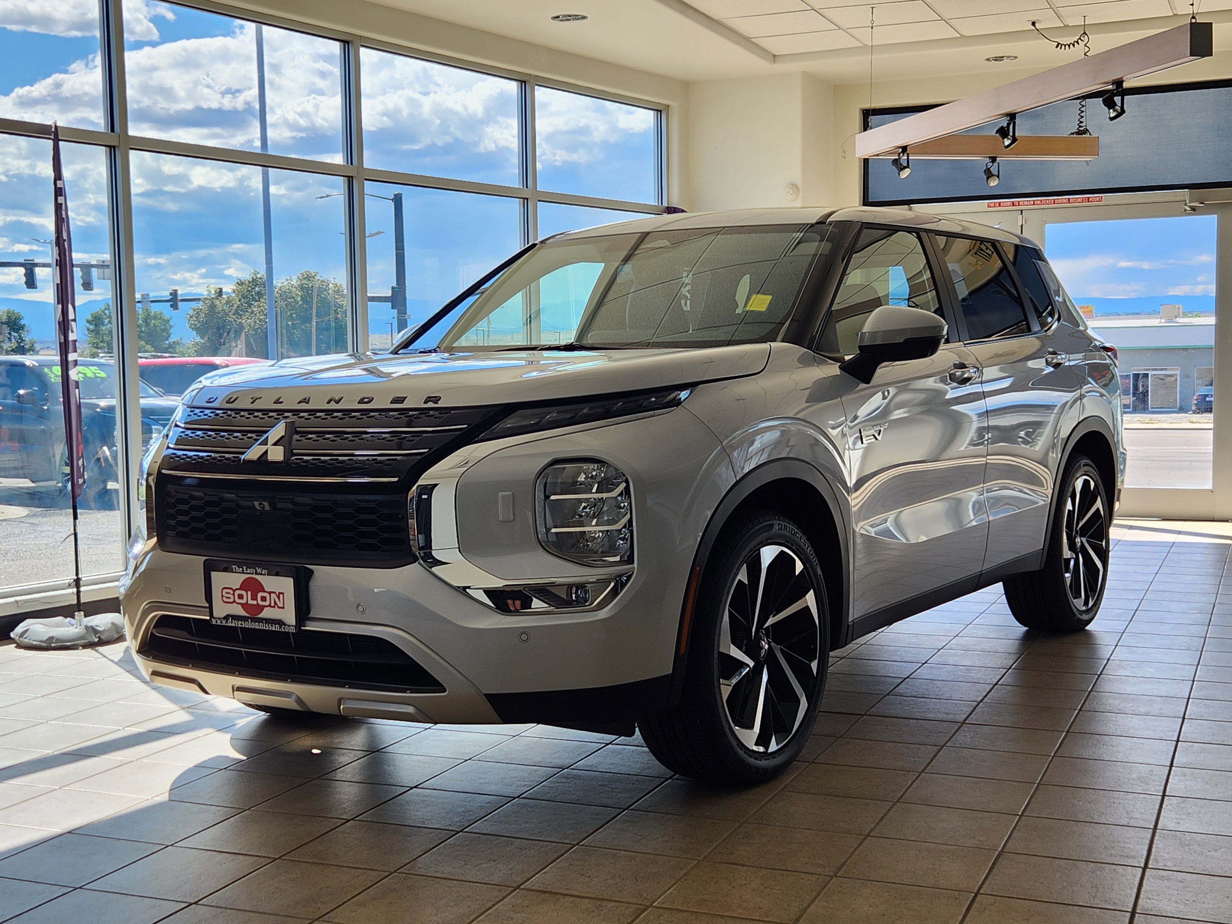 2025 Mitsubishi Outlander Plug-in Hybrid SE's photo