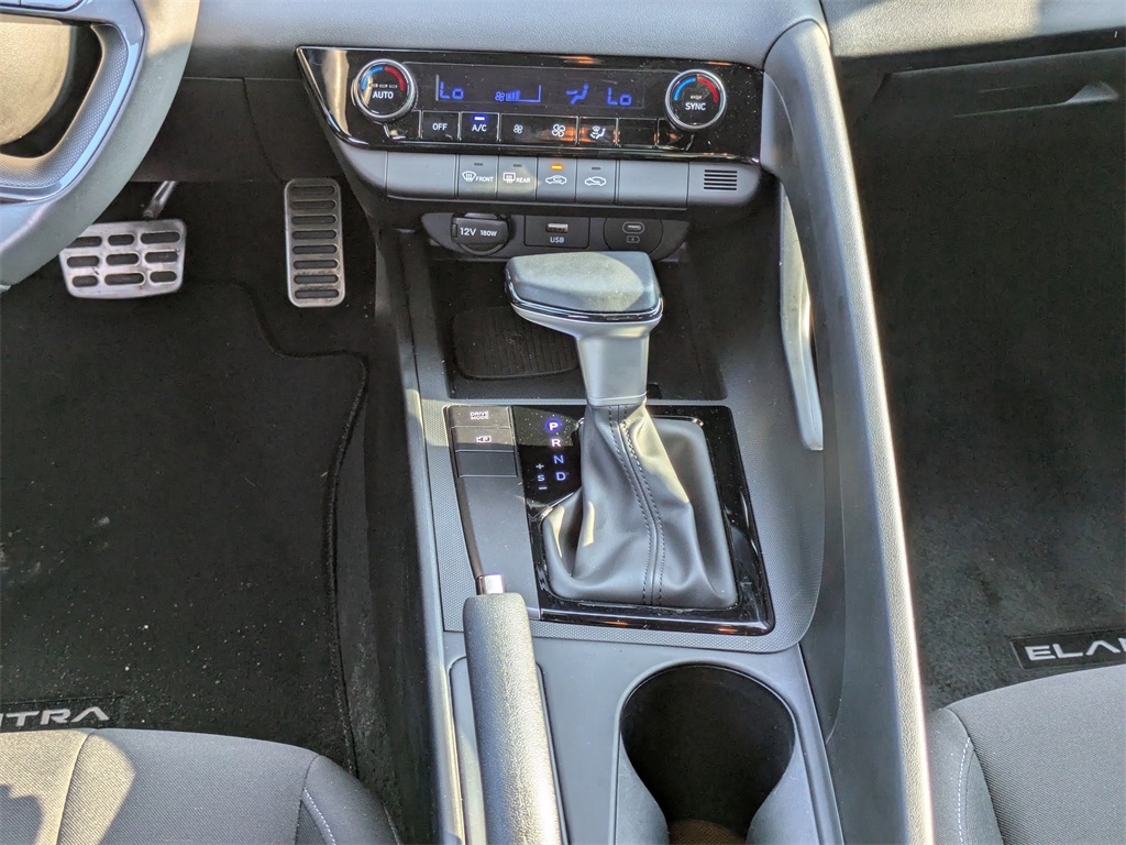 2025 Hyundai Elantra SEL Sport photo 17