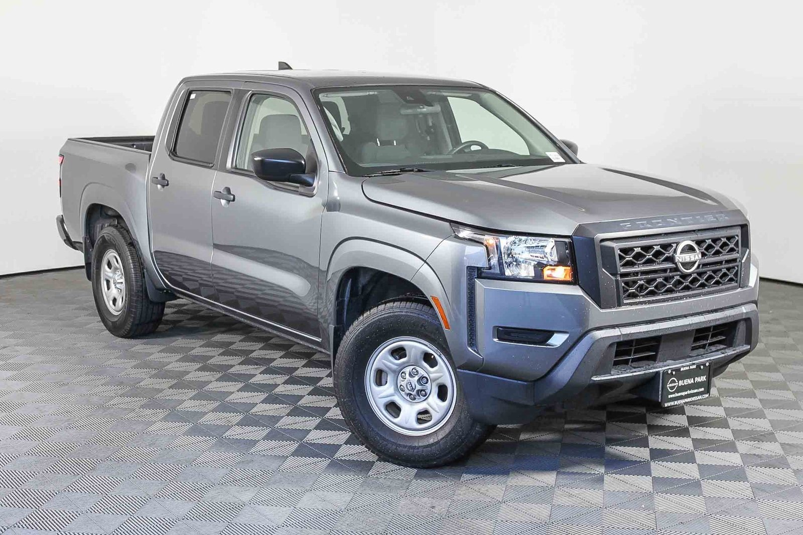 2022 Nissan Frontier S's photo
