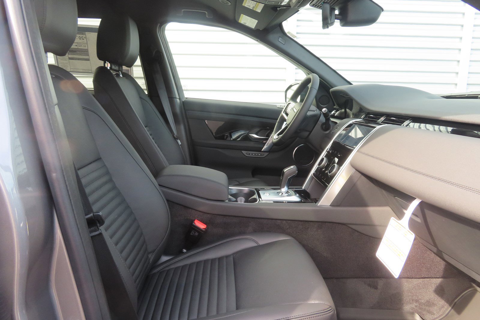 2023 Land Rover Discovery Sport SE photo 3