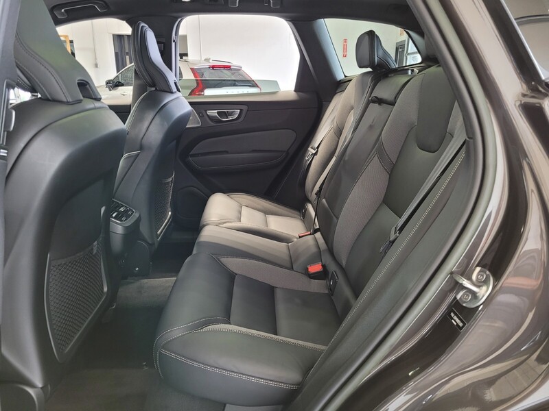 2022 Volvo XC60 B5 R-Design photo 11