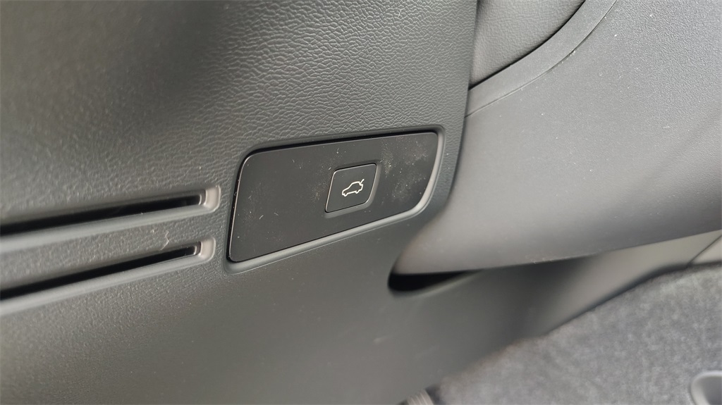 2026 Volvo XC40 Core photo 11