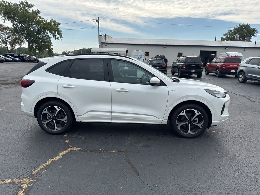 2023 Ford Escape ST-Line Select photo 2