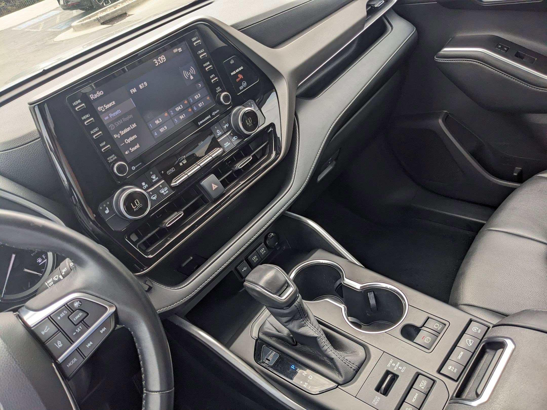 2020 Toyota Highlander XLE photo 11