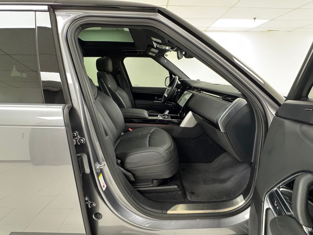 2023 Land Rover Range Rover SE photo 12