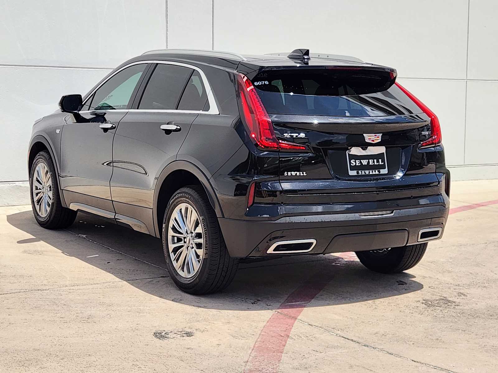 2025 Cadillac XT4 Premium Luxury photo 3