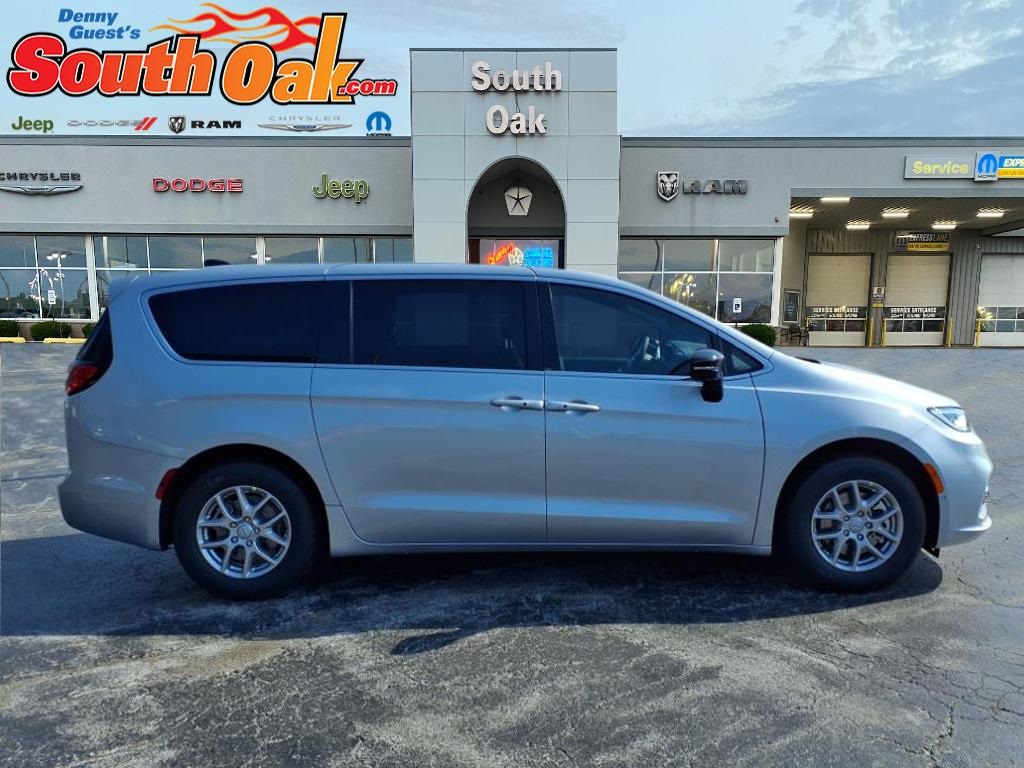 2026 Chrysler Pacifica photo 2
