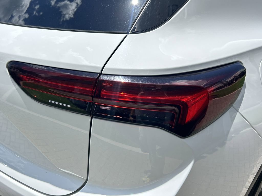 2022 Buick Envision Essence photo 10