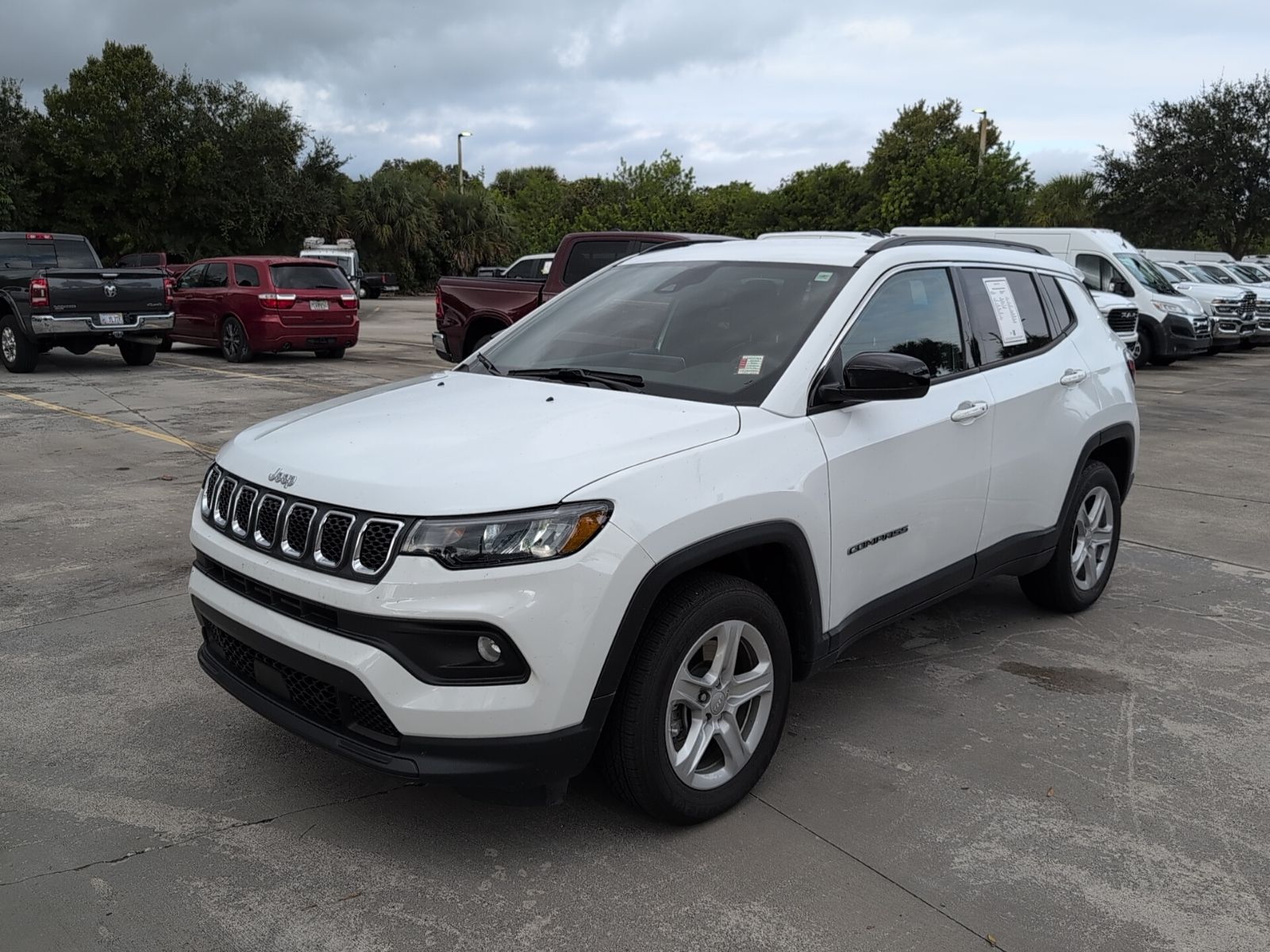 2023 Jeep Compass Latitude photo 3