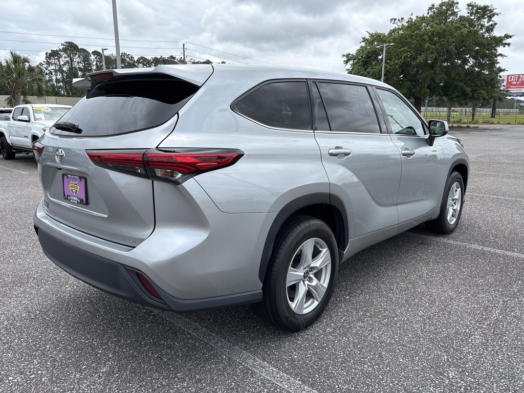 2022 Toyota Highlander LE photo 5