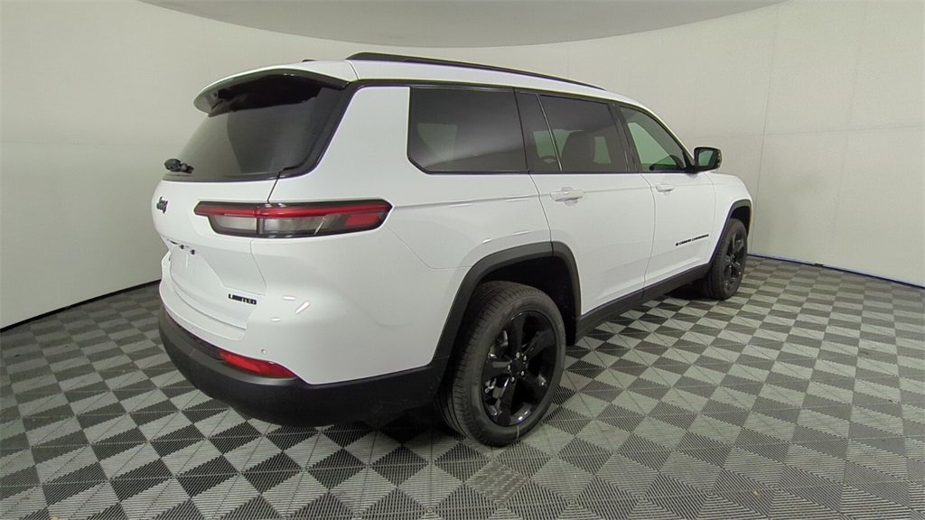 2025 Jeep Grand Cherokee Limited photo 3