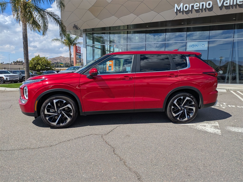 2024 Mitsubishi Outlander SE Black Edition photo 2