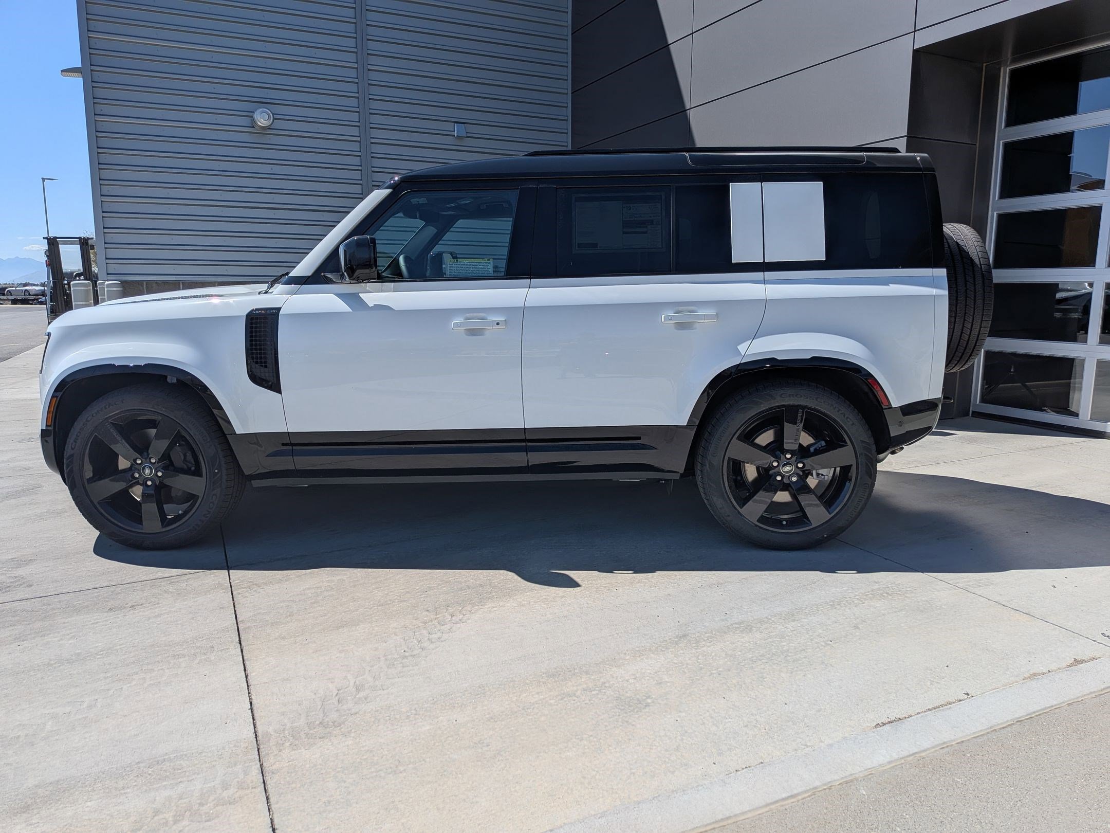 2025 Land Rover Defender 110 X-Dynamic SE photo 2
