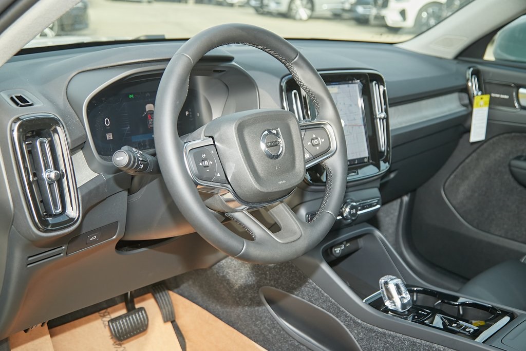2025 VOLVO XC40 - Image 10