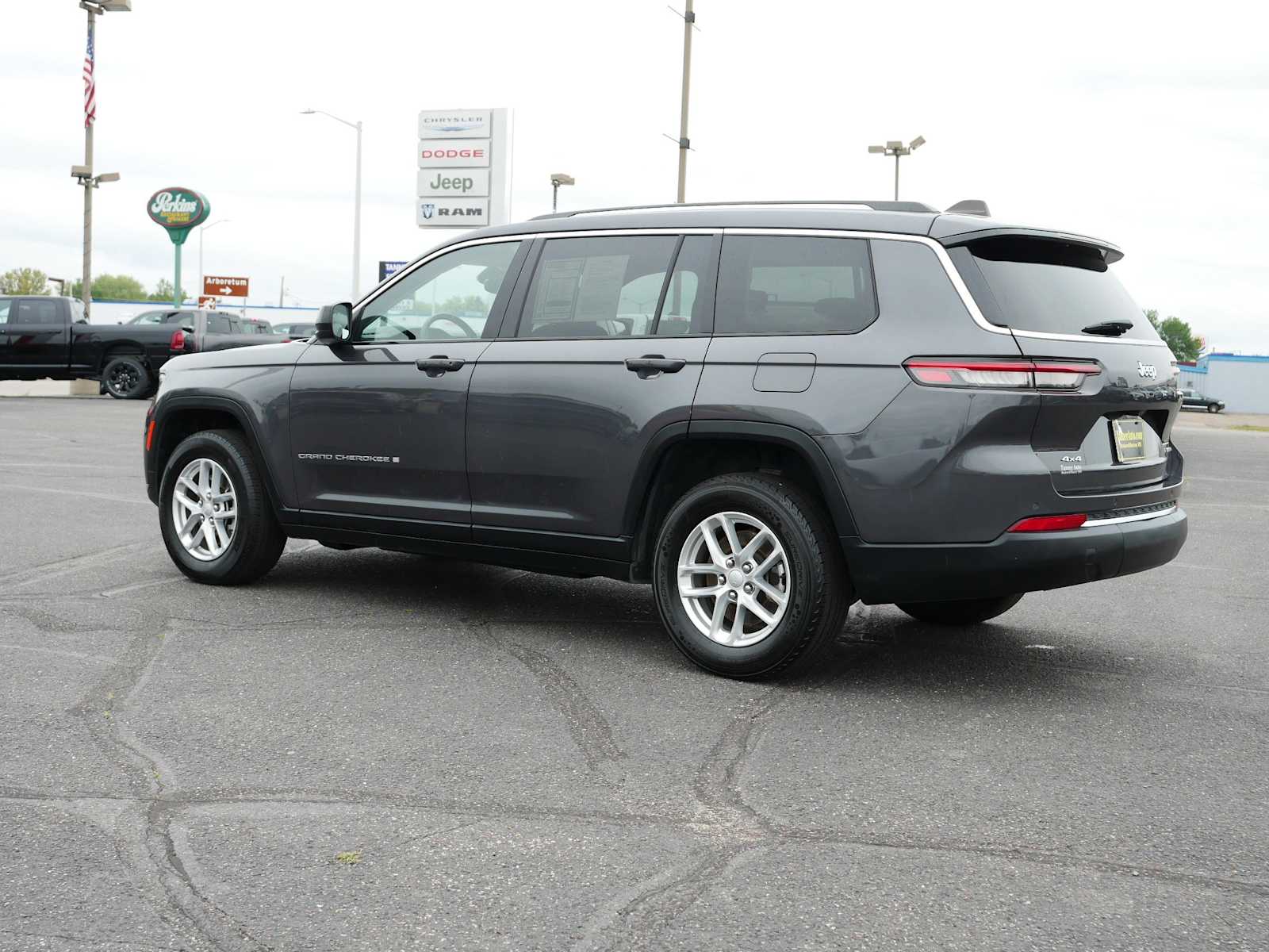 2023 Jeep Grand Cherokee Laredo photo 5