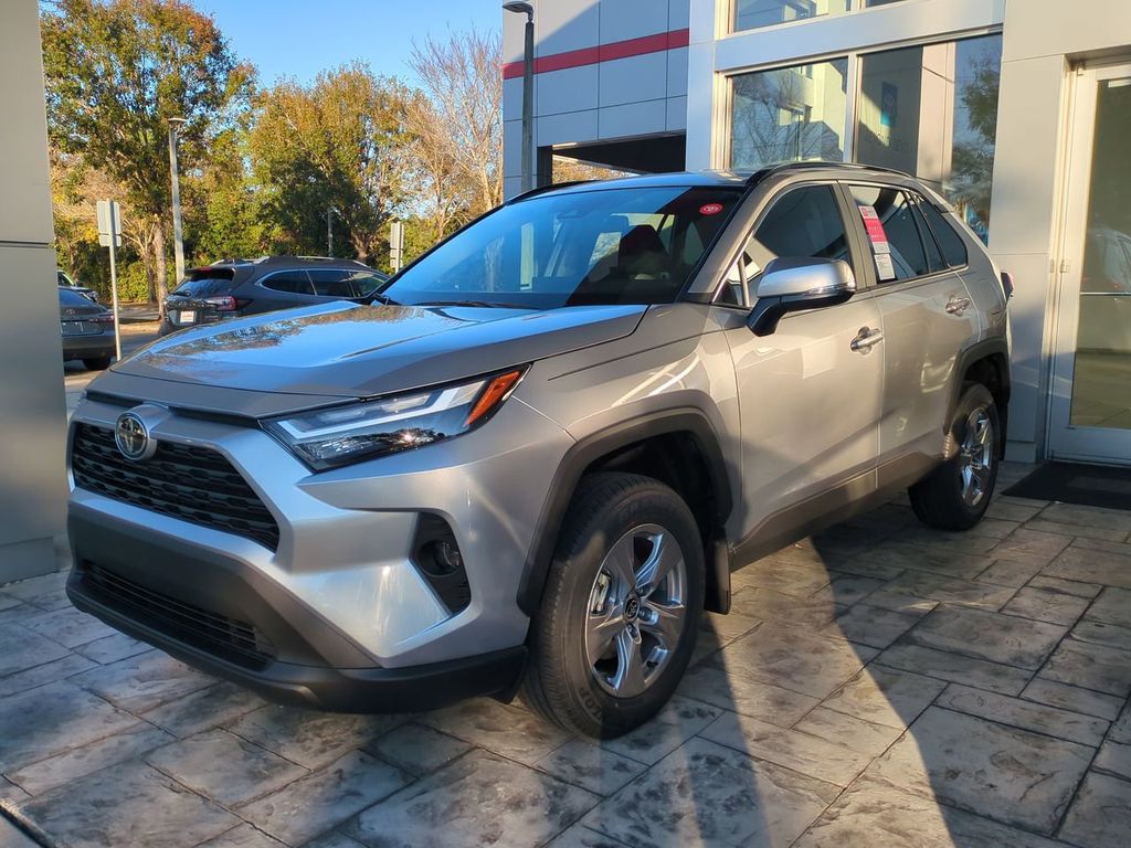 2025 Toyota RAV4 XLE's photo