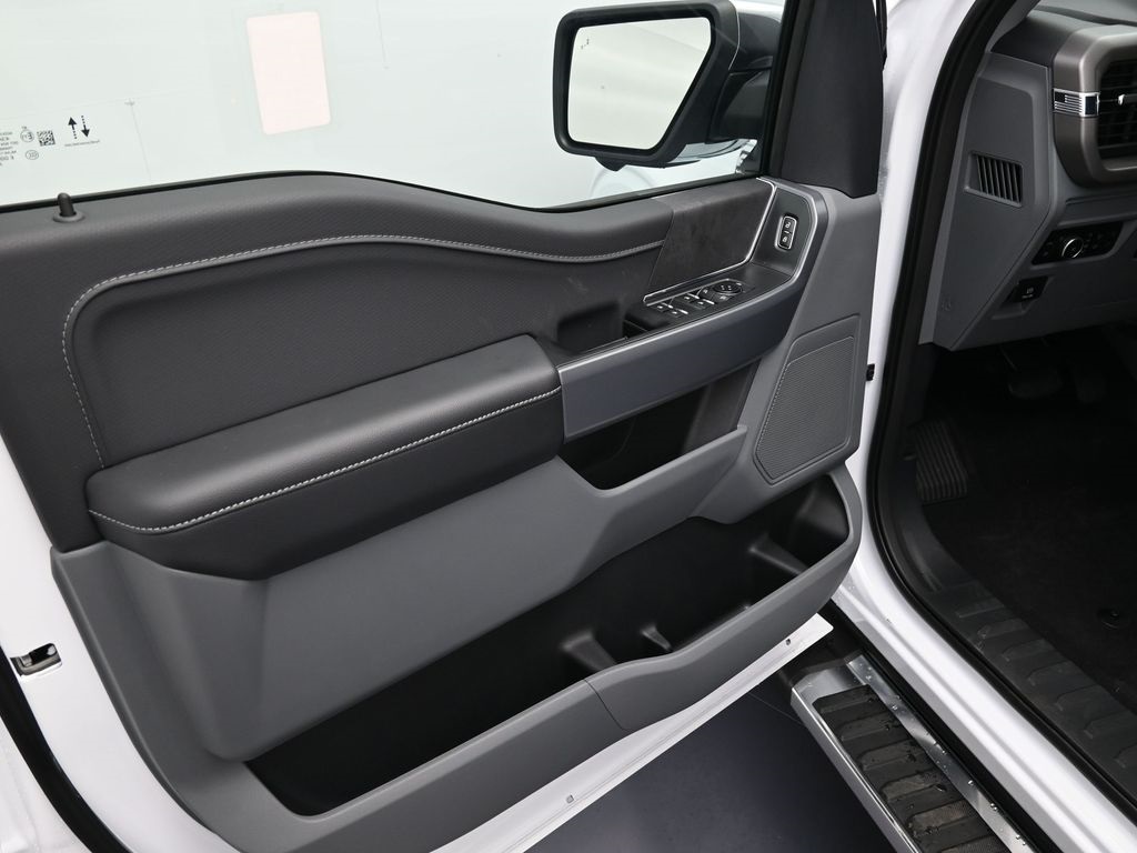 2025 Ford F-150 XLT photo 9