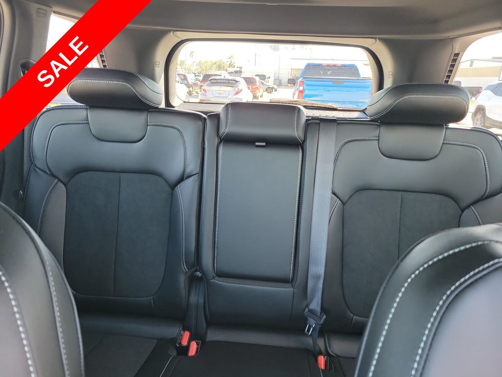 2025 Jeep Grand Cherokee Laredo Altitude photo 13