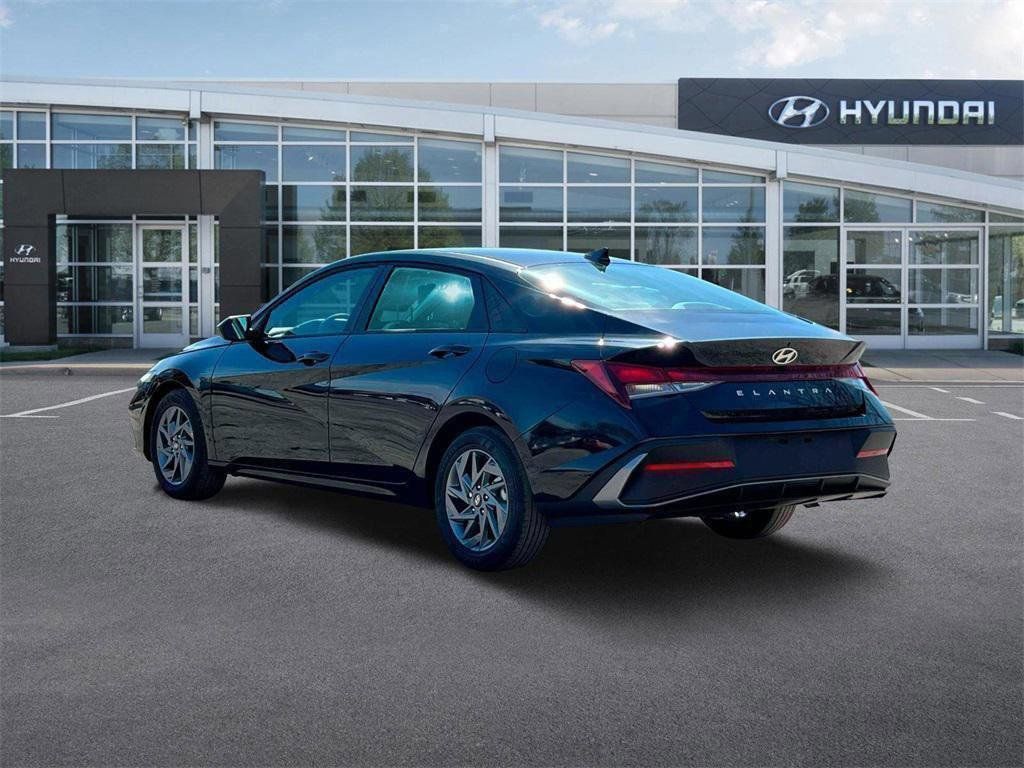 2024 Hyundai Elantra SEL photo 3