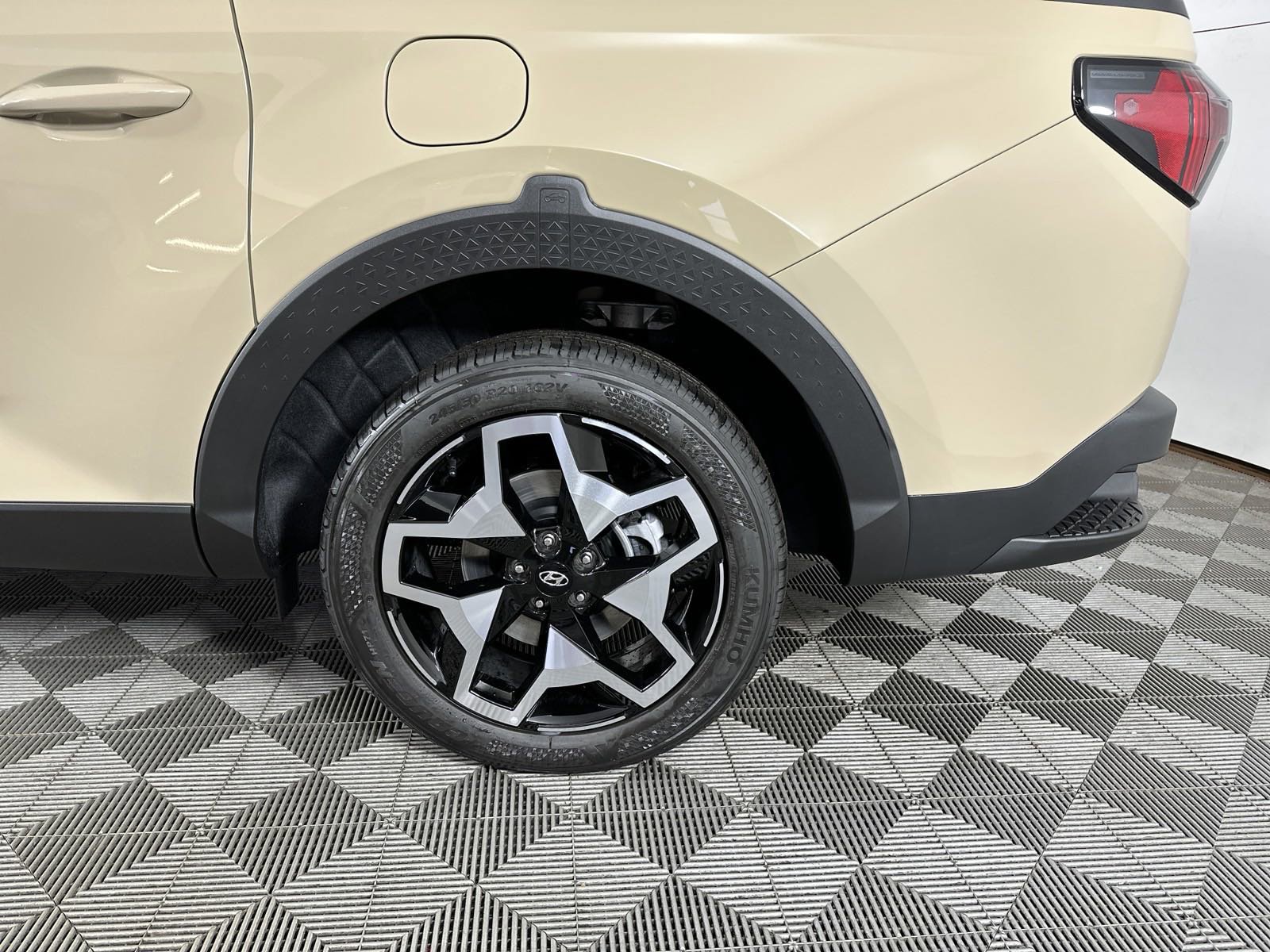 New 2024 Hyundai SANTA CRUZ Limited Crew Cab Pickup in Davenport 