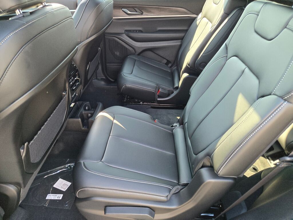 2025 Jeep Grand Cherokee Limited photo 2