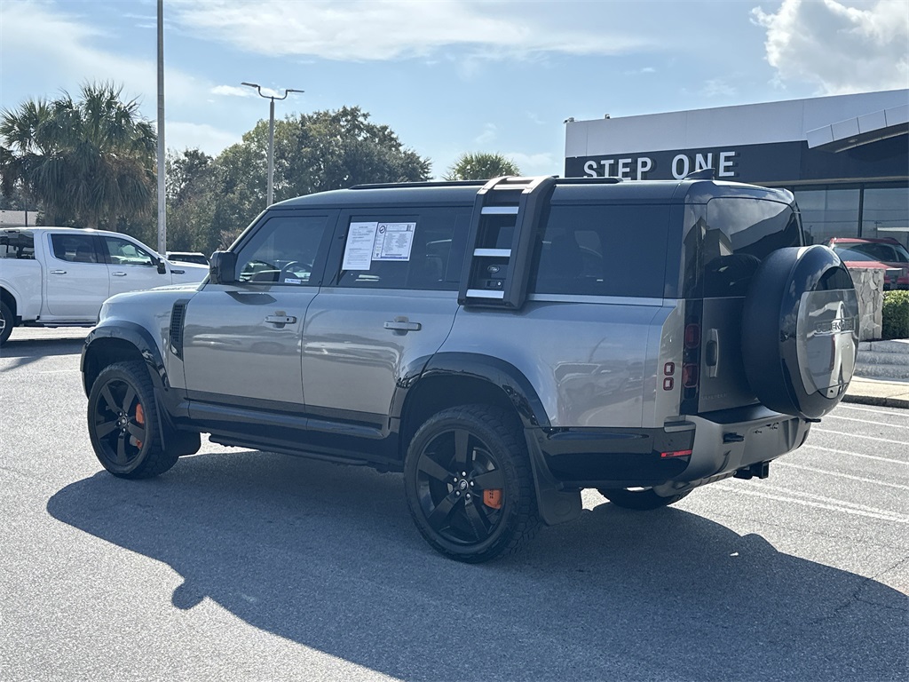 2024 Land Rover Defender 130 X-Dynamic SE photo 3