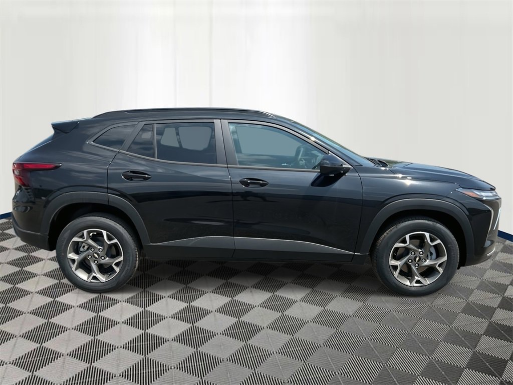 2025 Chevrolet Trax LT photo 4