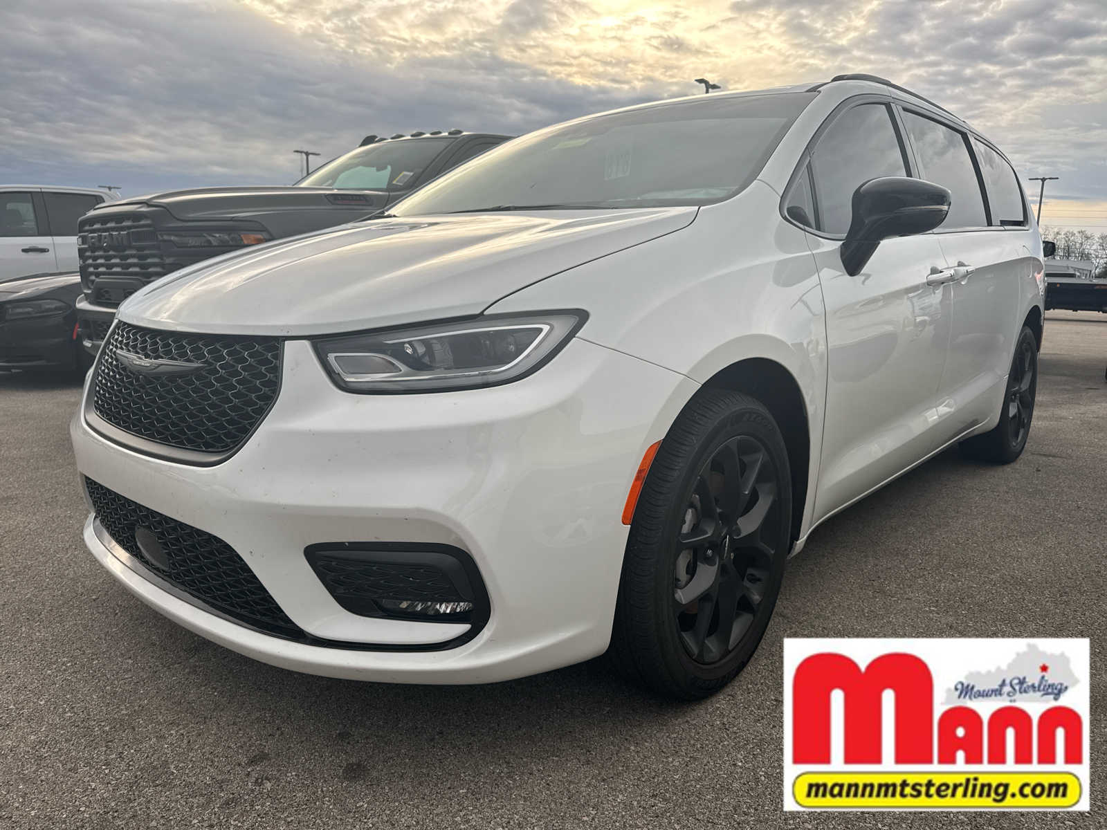 2023 Chrysler Pacifica Limited's photo