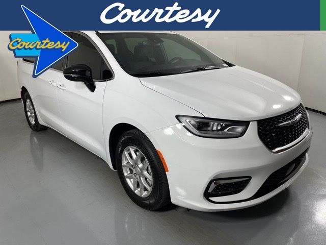 2025 Chrysler Pacifica Select's photo